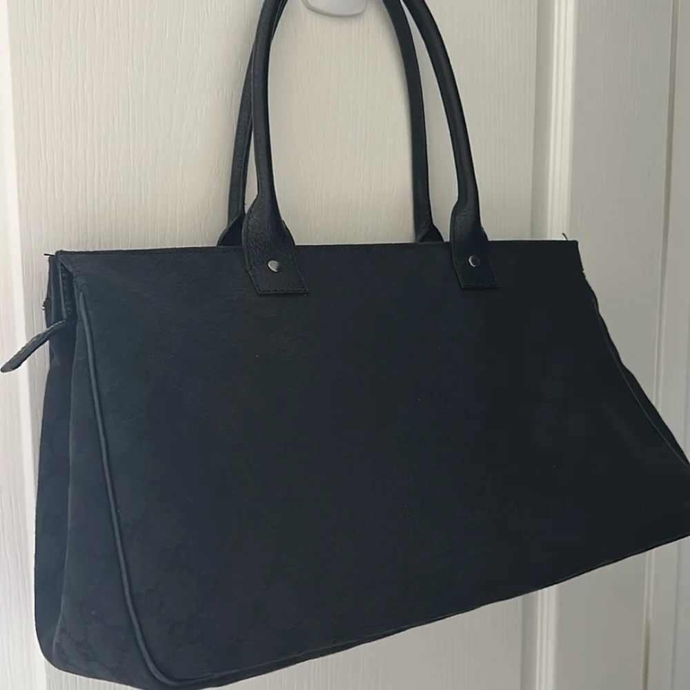 🚫SOLD🚫 | Gucci | Black Canvas GG Shoulder Tote W/ Leather Detail - Picture 3 of 17